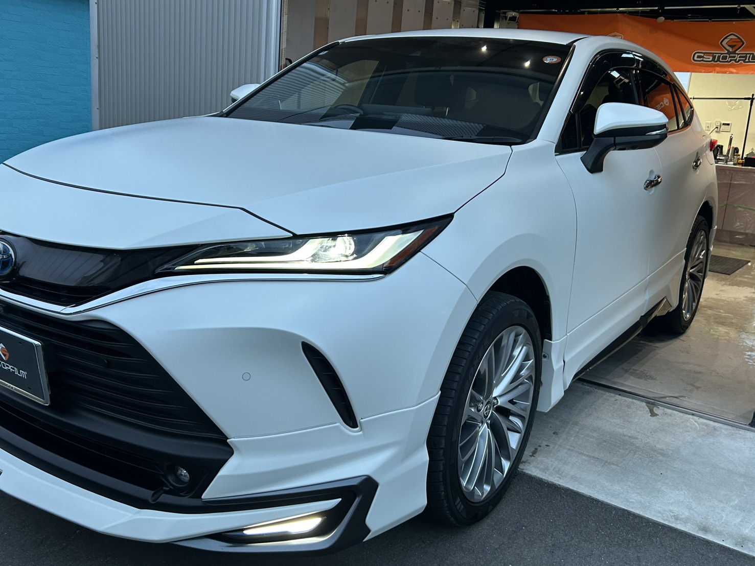 Toyota Harrier フルボディマットPPF施工後の左斜め前
