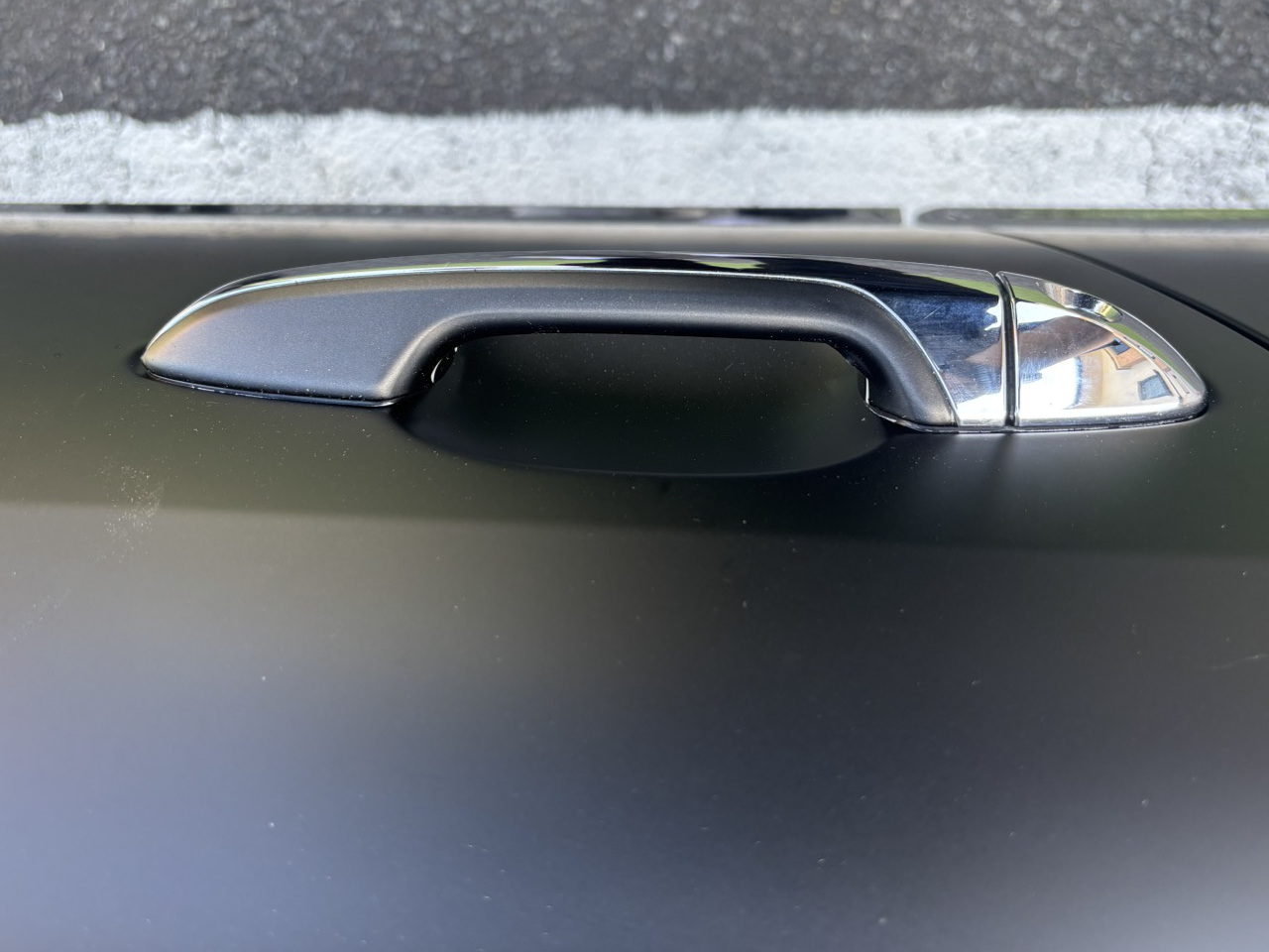Matte Blackを施工したトヨタ ハリアーのドアハンドル周辺