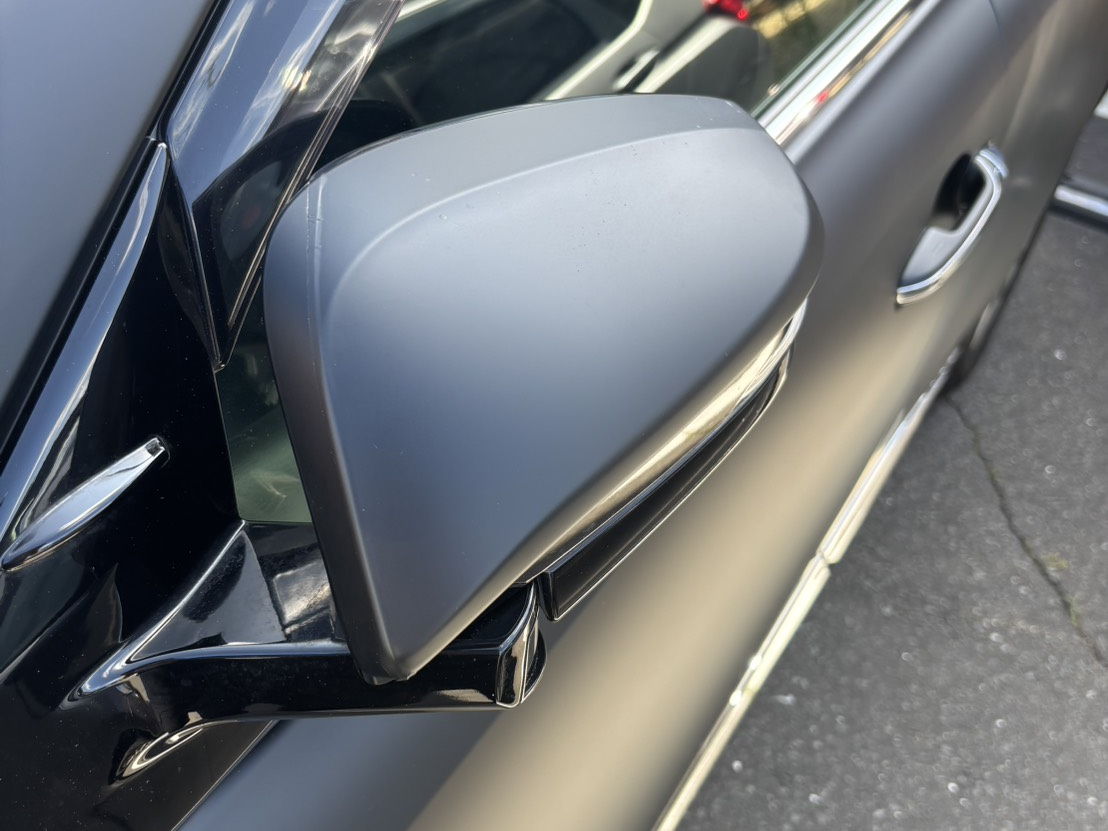 Matte Blackを施工したトヨタ ハリアーのドアミラー周辺