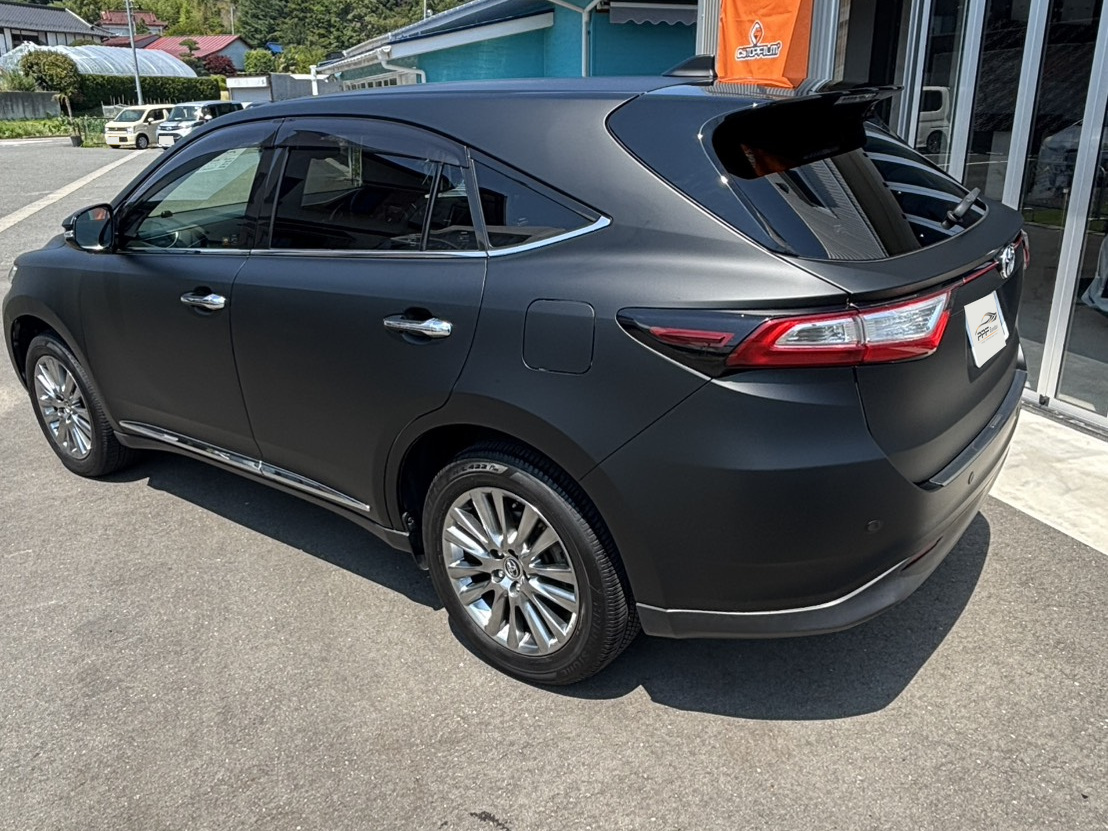 Matte Blackを施工したトヨタ ハリアーの側面とリアを斜め後方から見た仕上がり