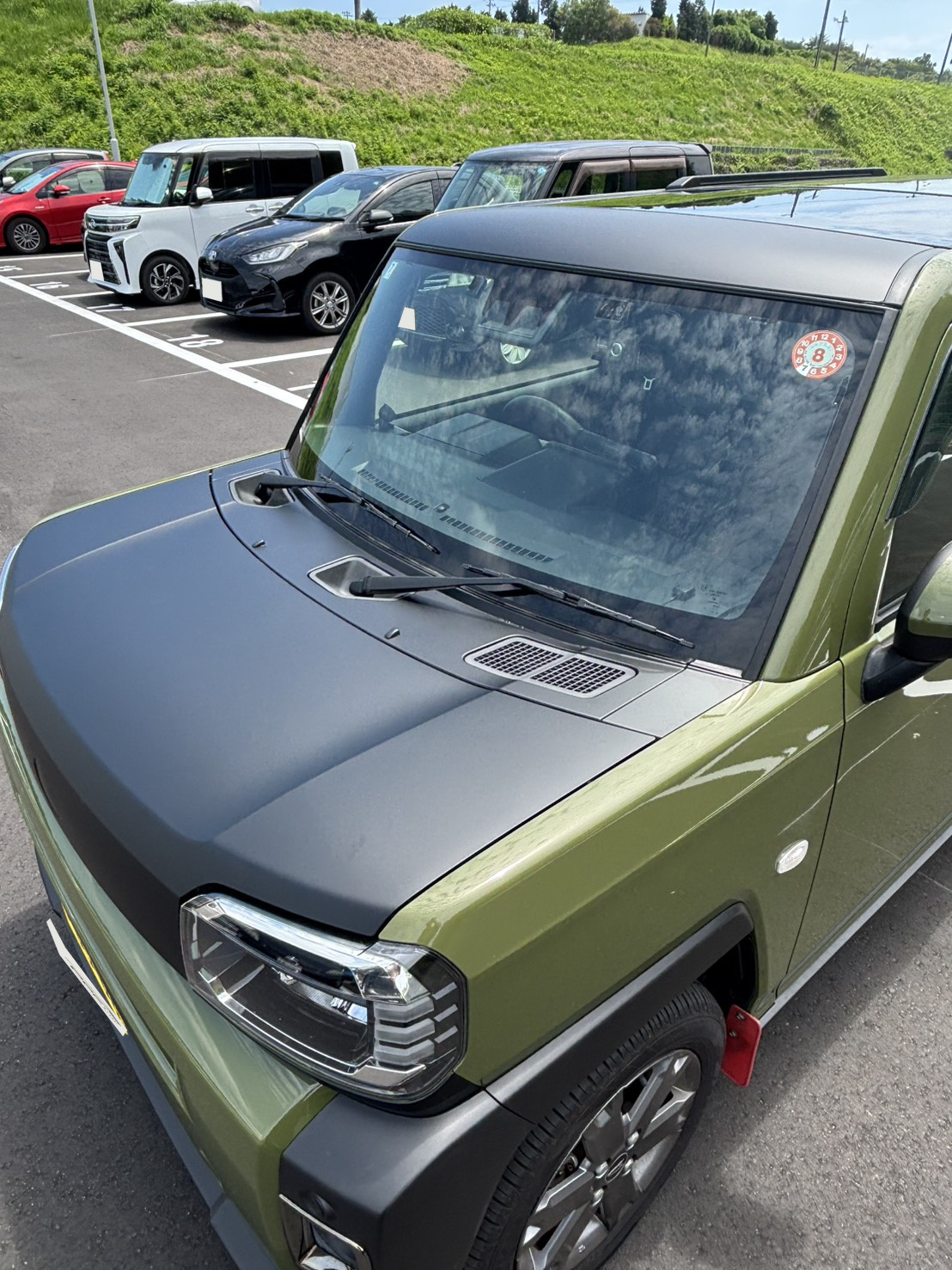 ダイハツ タフトのMatte Black施工後のボンネット