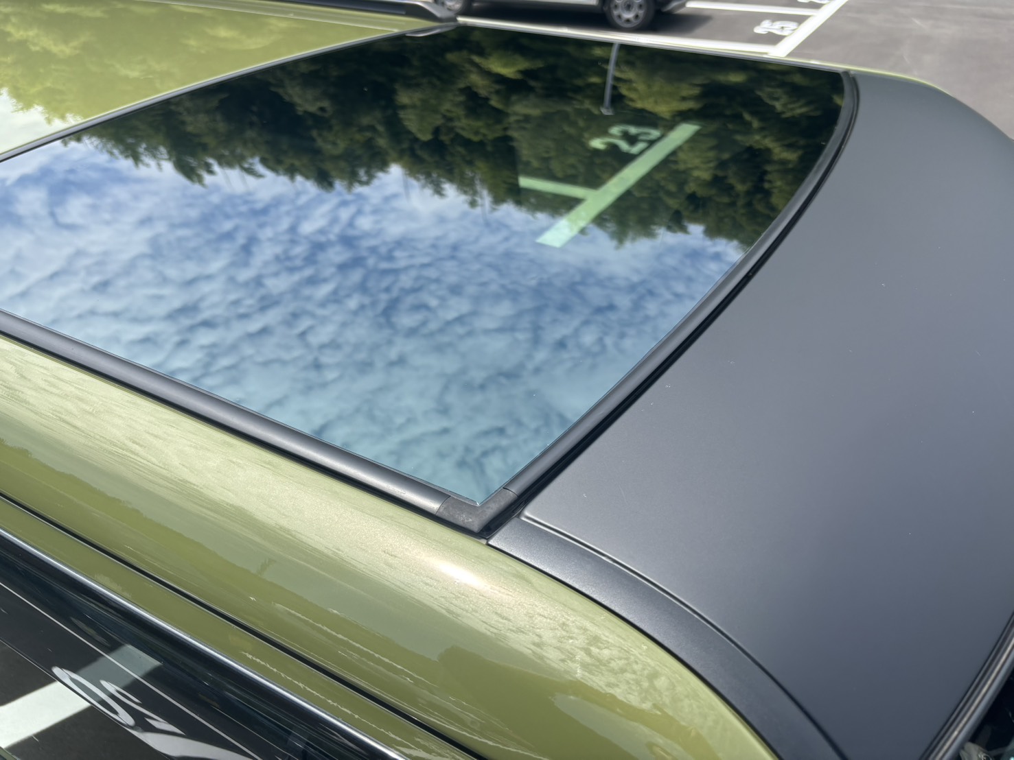 ダイハツ タフトのC5チタンゴールド施工後のガラスルーフ