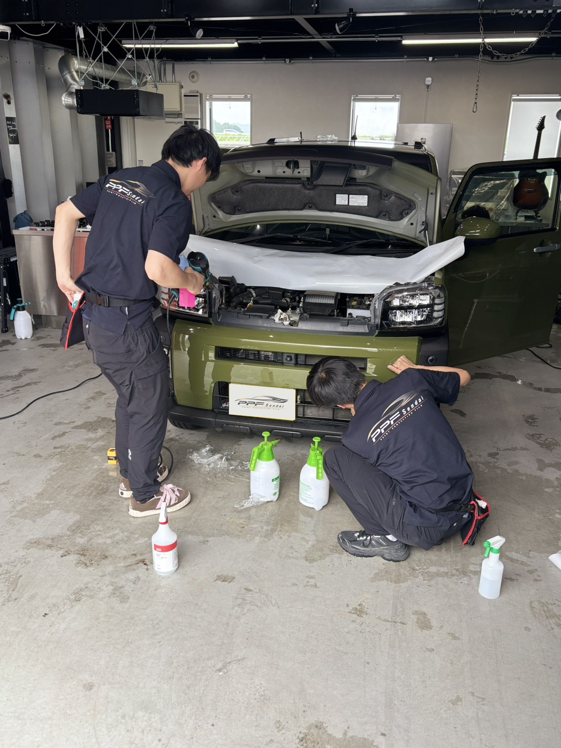 ダイハツ タフトのフロント周りの施工中の様子
